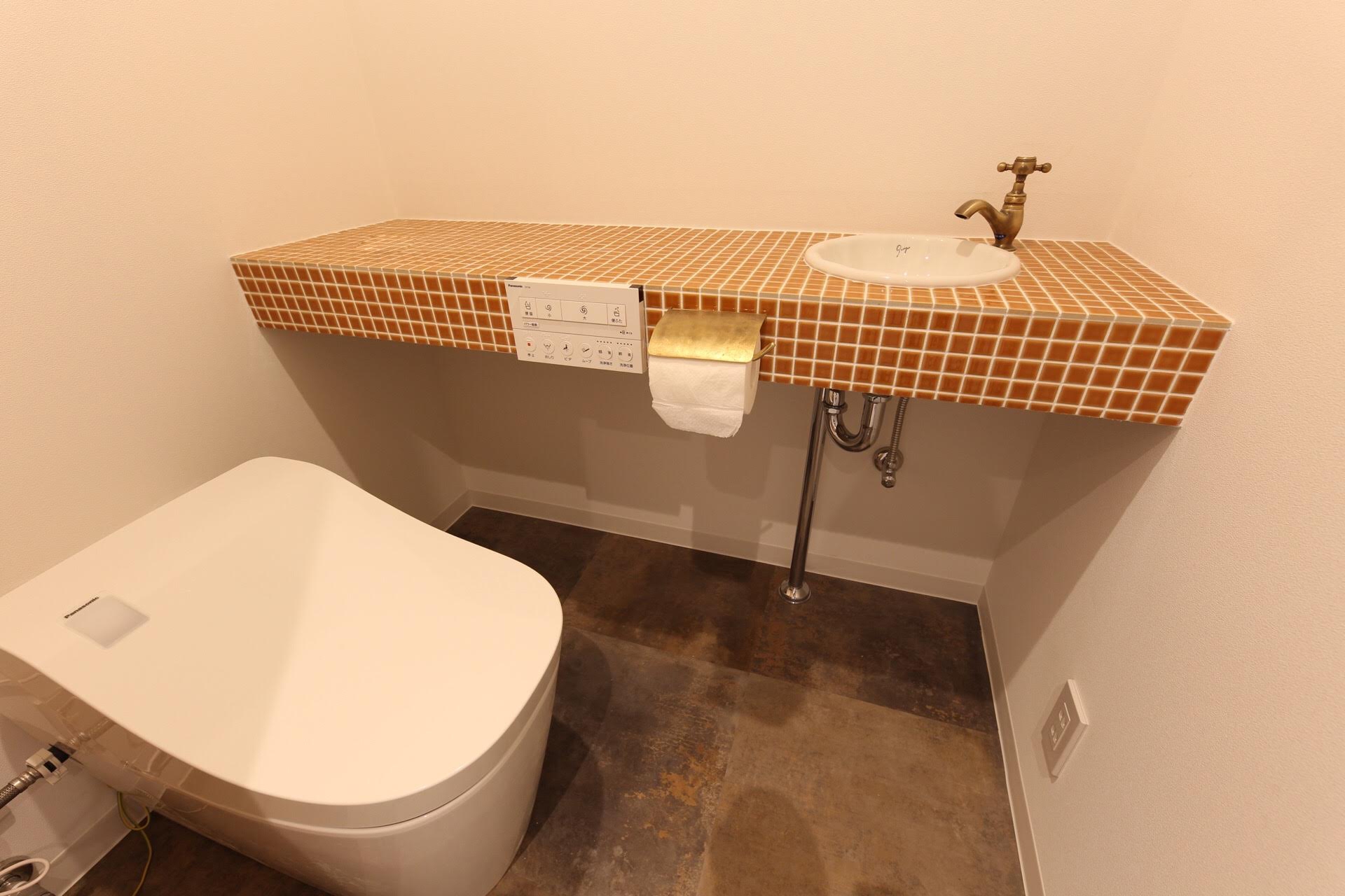 タンクレストイレはアラウーノの最新機種を選びました。清潔性、インテリア性を兼ね揃えたトイレです。