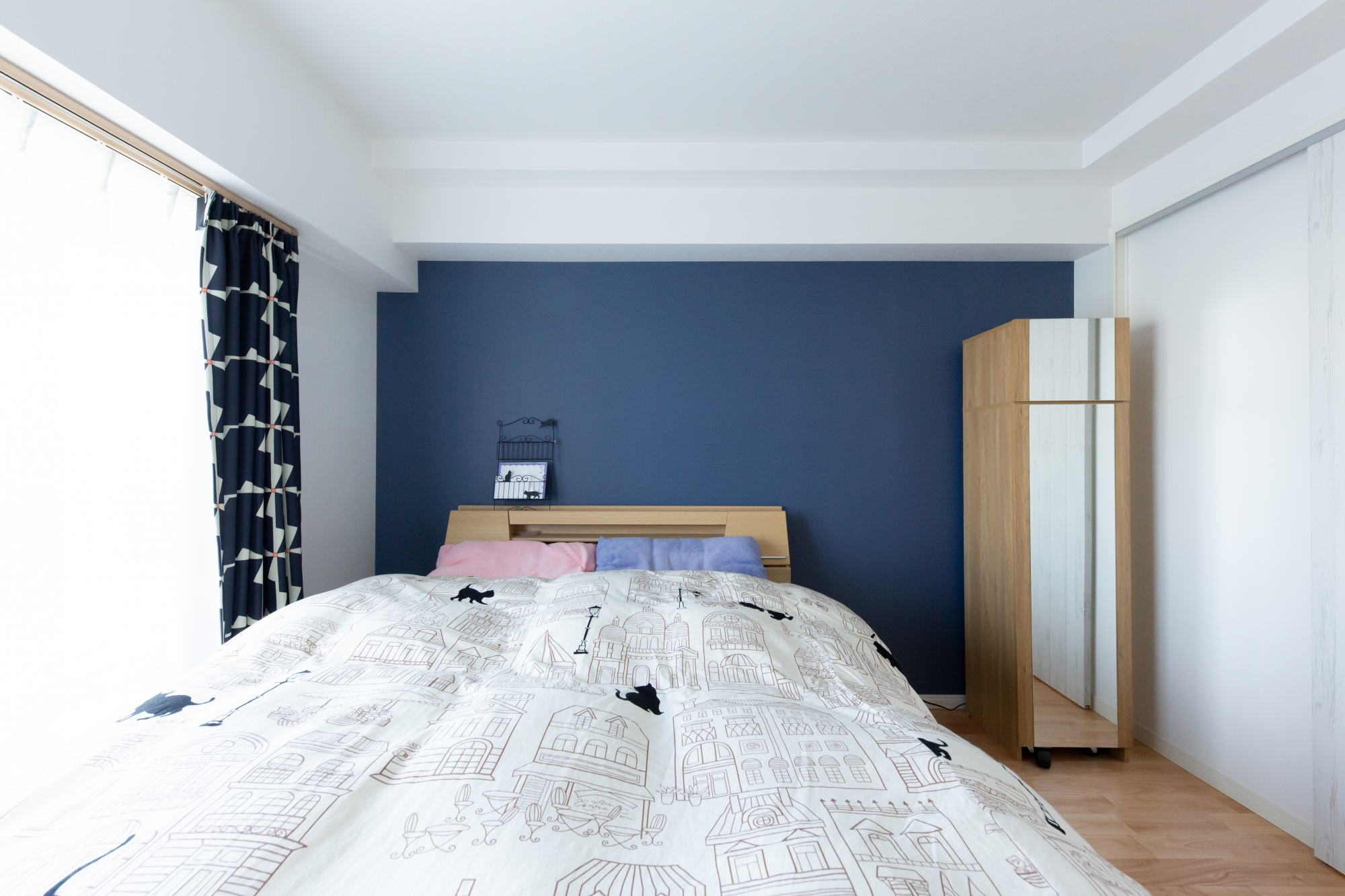 寝室はブルーのアクセントクロスを取り入れ、落ち着きある空間に。