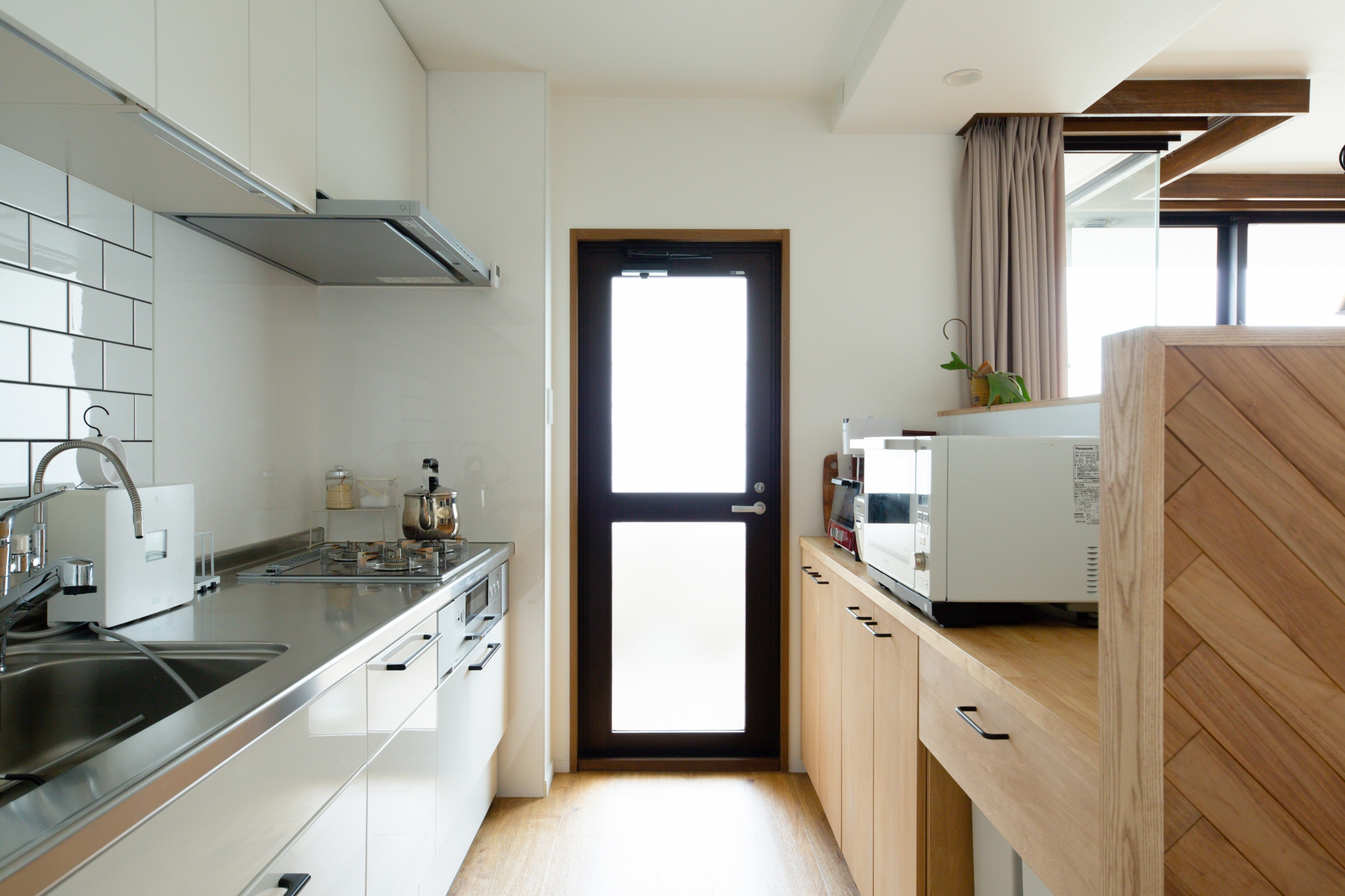 キッチン収納はダイニング側から手元や家電が見えない高さに。収納力も抜群