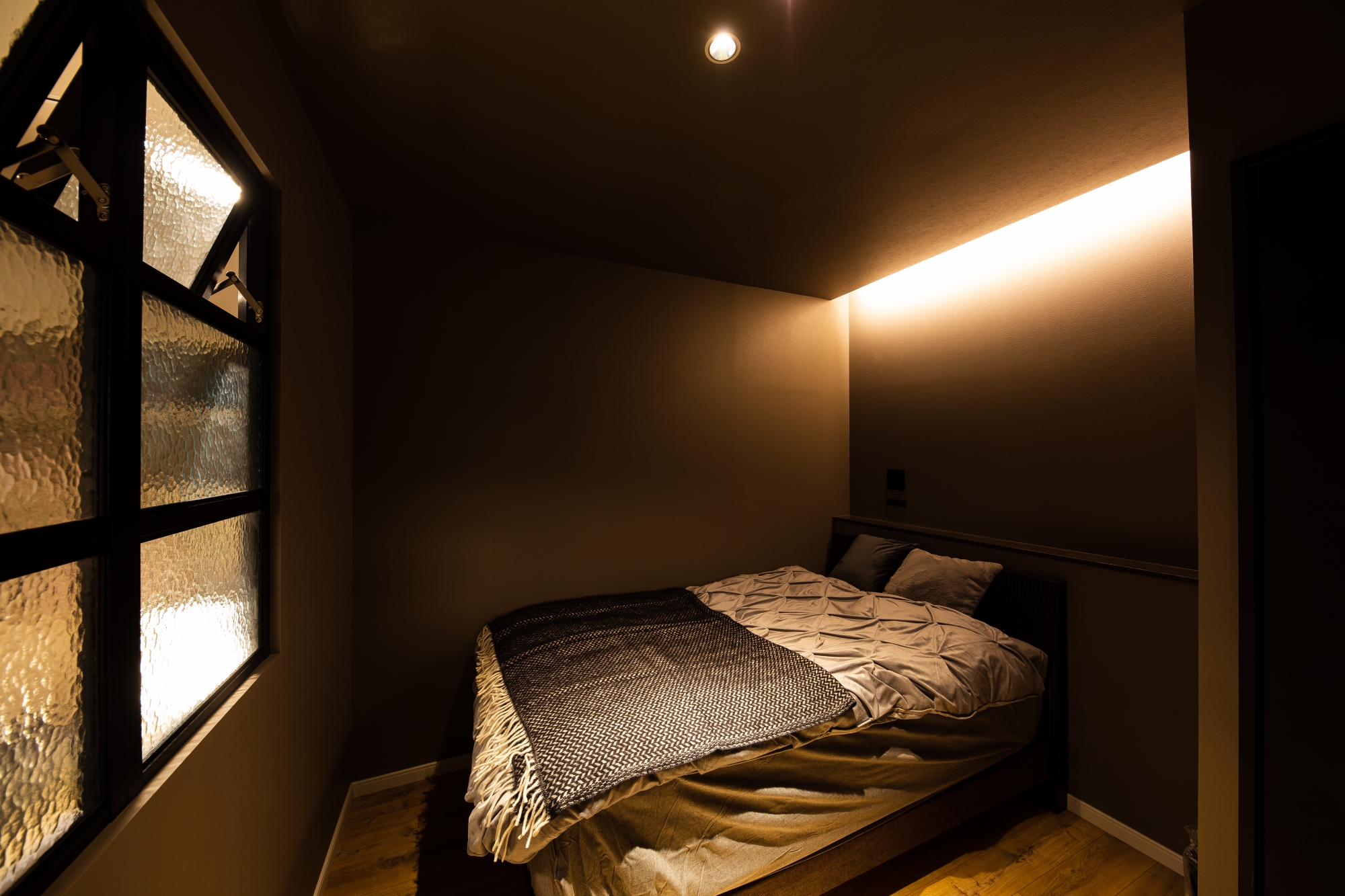 コーニス照明とグレーのクロスで落ち着いた雰囲気の寝室です