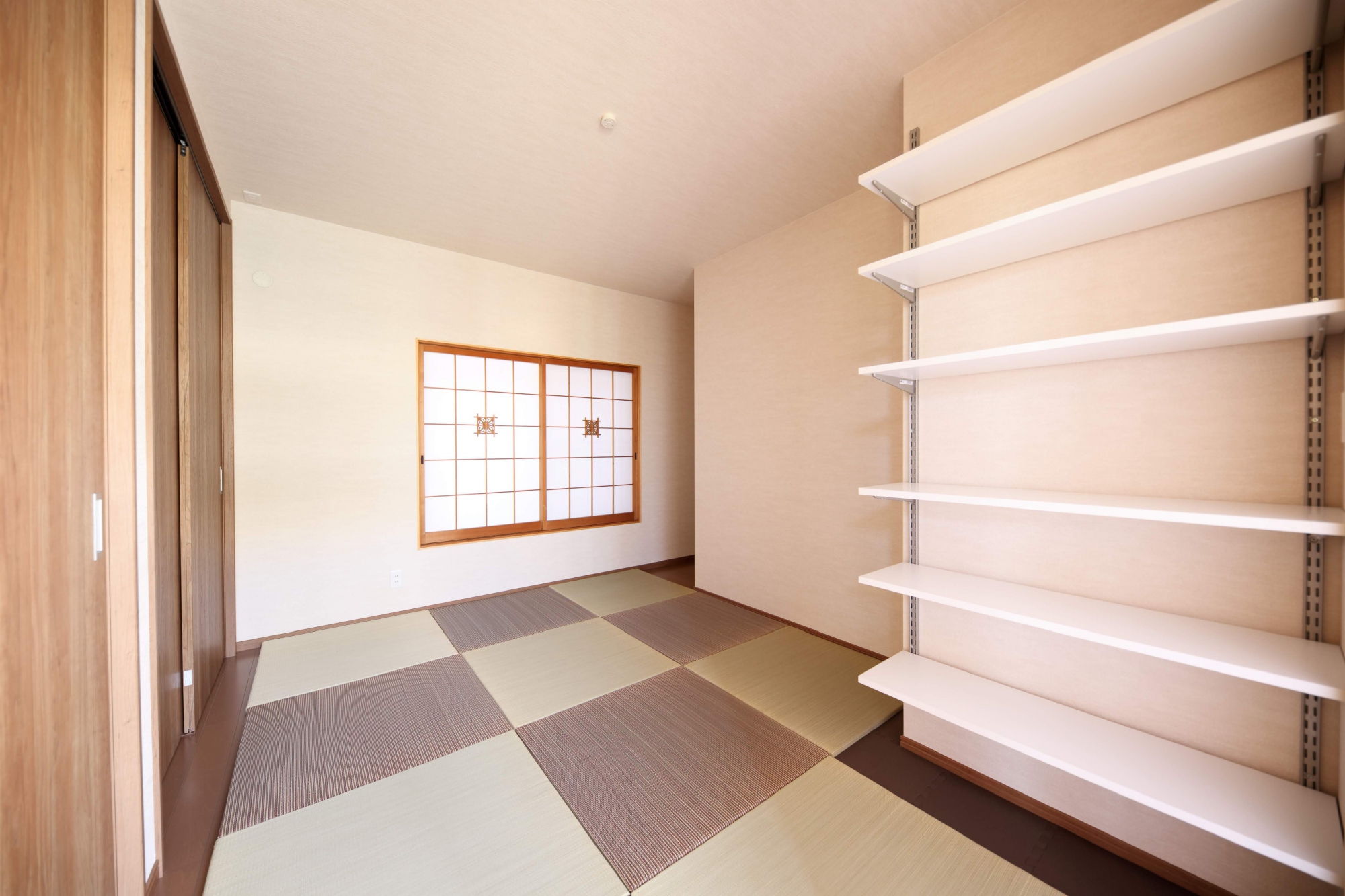 元々和室だったスペースはフローリングに変更し、半畳の置き畳を設置。将来のことはわからないので、布団もベッドもどちらでも寝られるように。