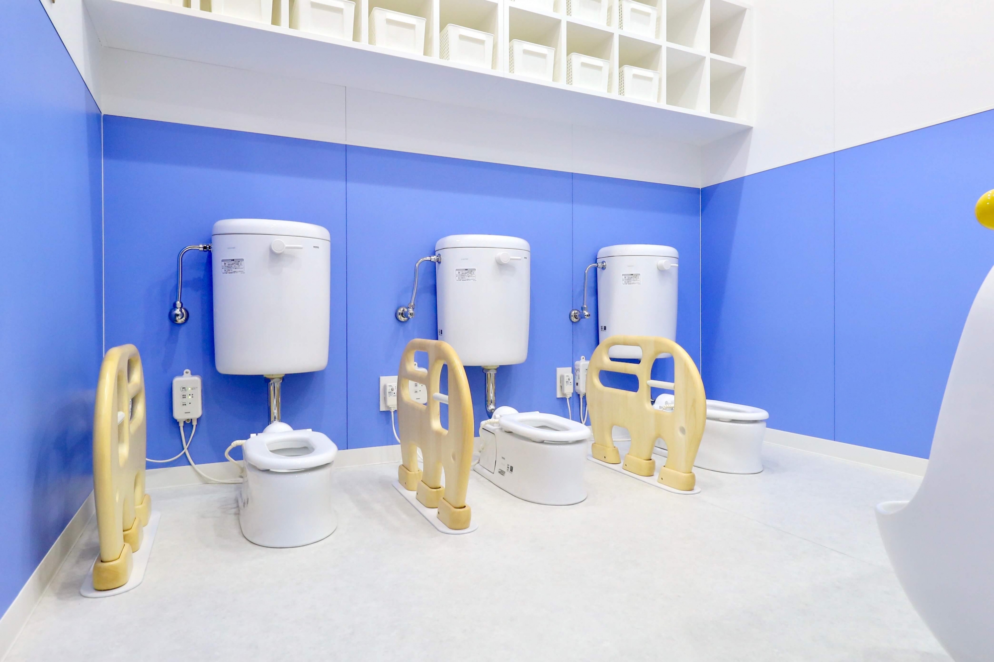 幼児トイレは清潔感が出るように
白と青を基調としてます。