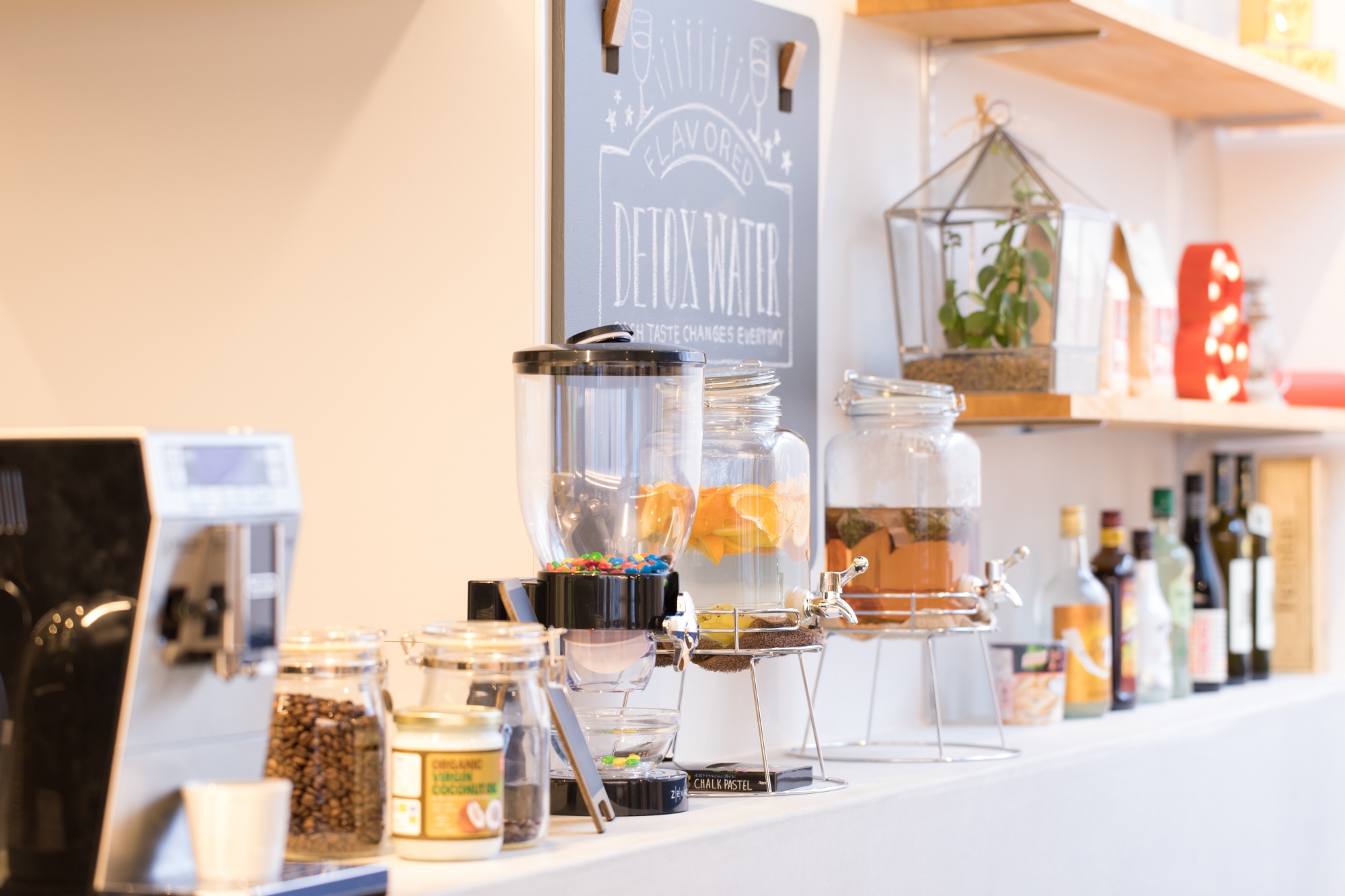 造作可動棚とオリジナル黒板でcafeのようなキッチンカウンター。デロンギのコーヒーは格別です。