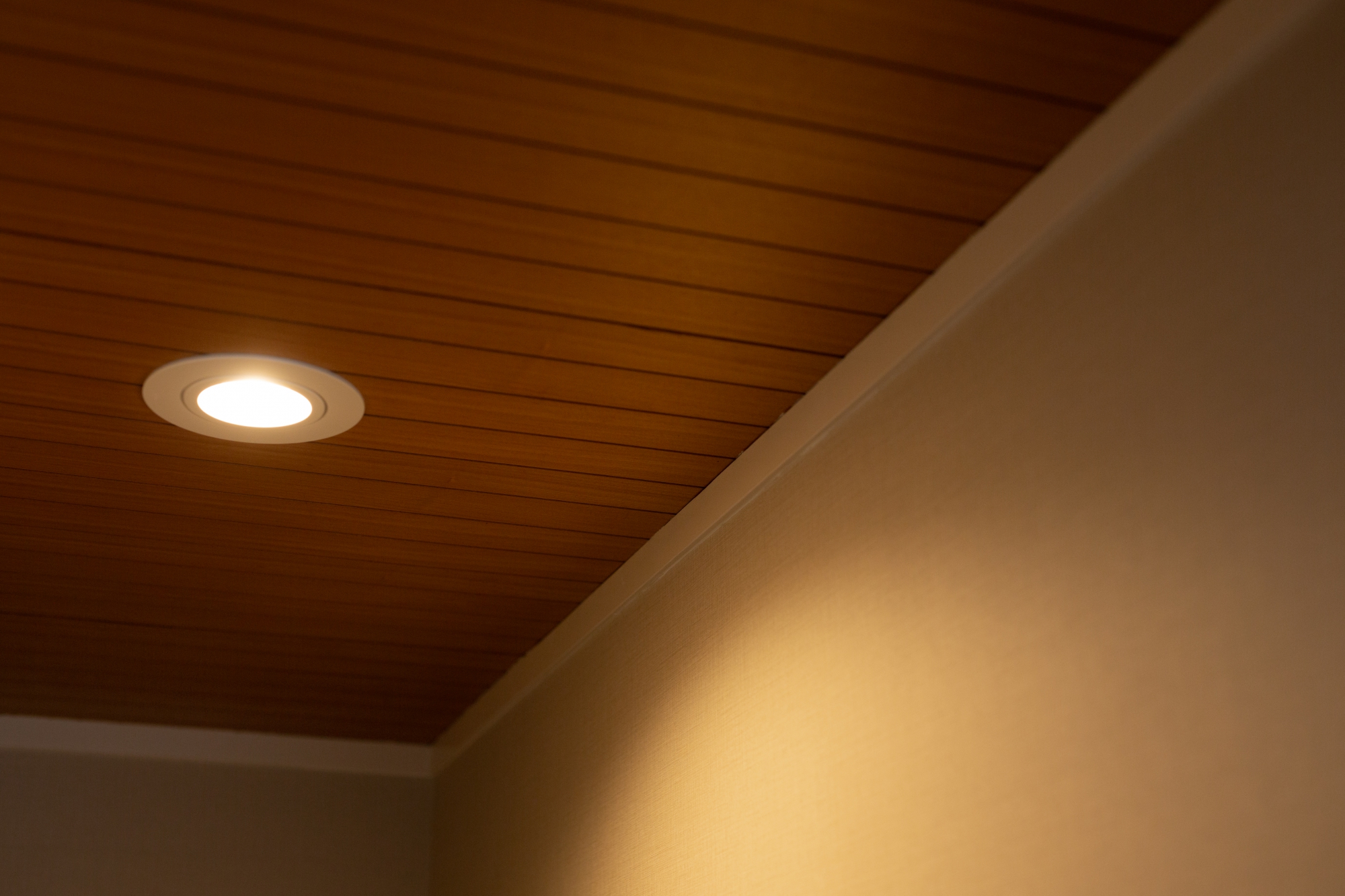 After
木を使った天井は和モダンな雰囲気に。